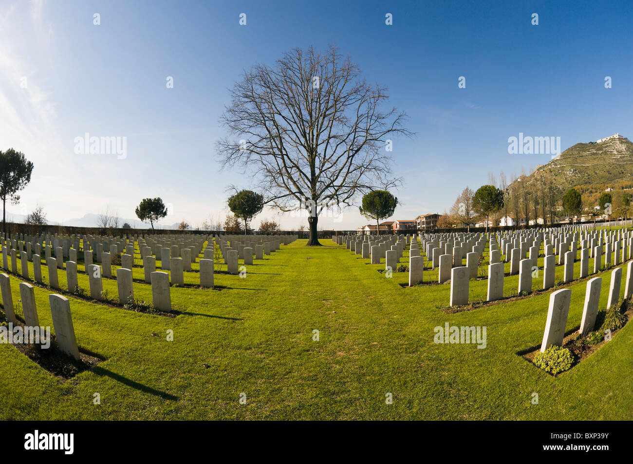 Lenti Fisheye vista di Cassino cimitero di guerra, WW II (1939-1945) British forze alleate cimitero di guerra. Foto Stock