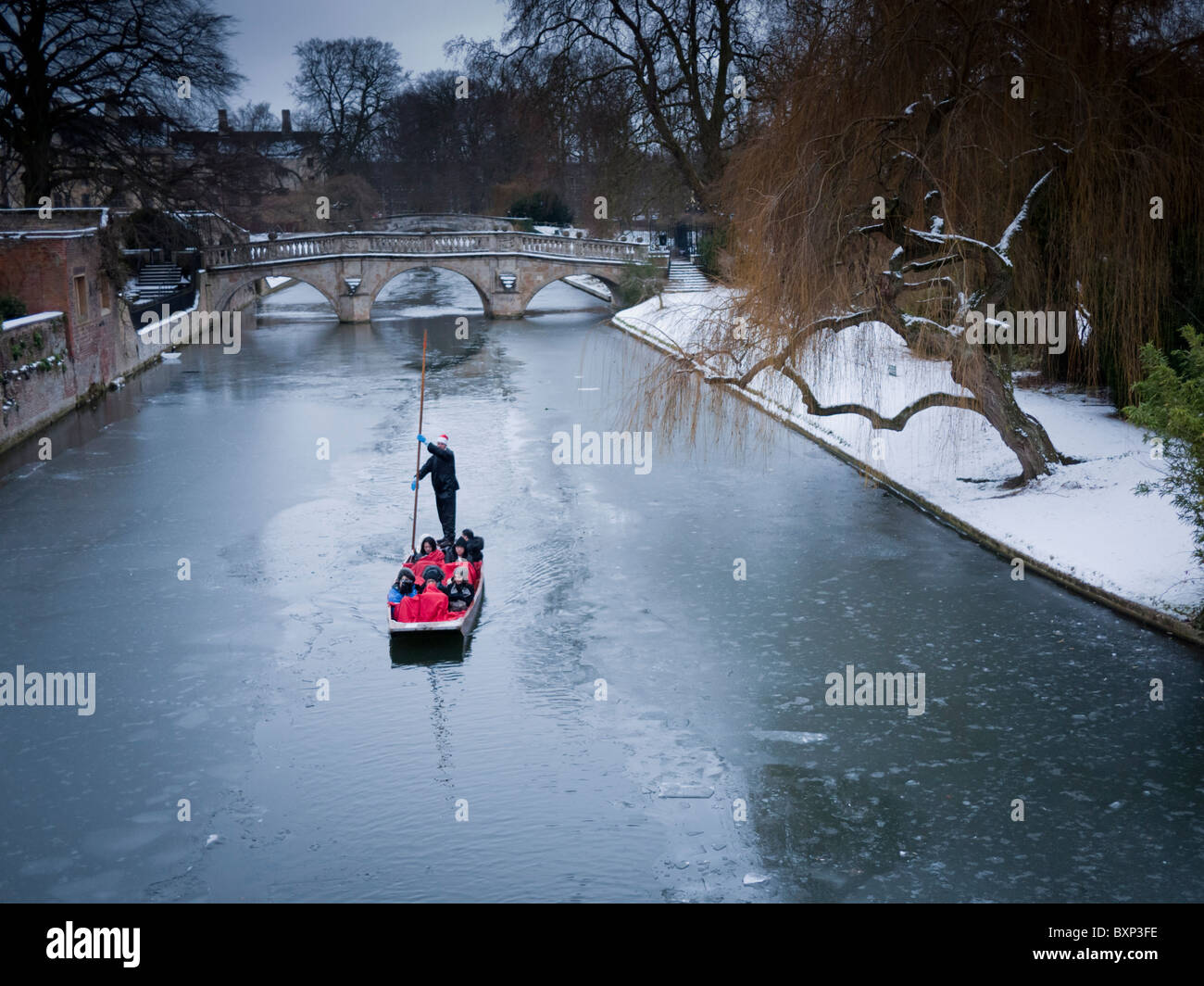 Inverno punting nella neve e nel ghiaccio sul fiume Cam, Cambridge Foto Stock