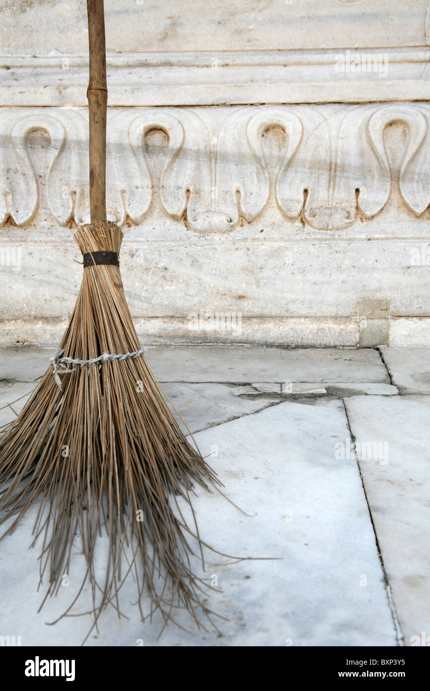 Il bambù e stick ginestra su marmo bianco Foto Stock