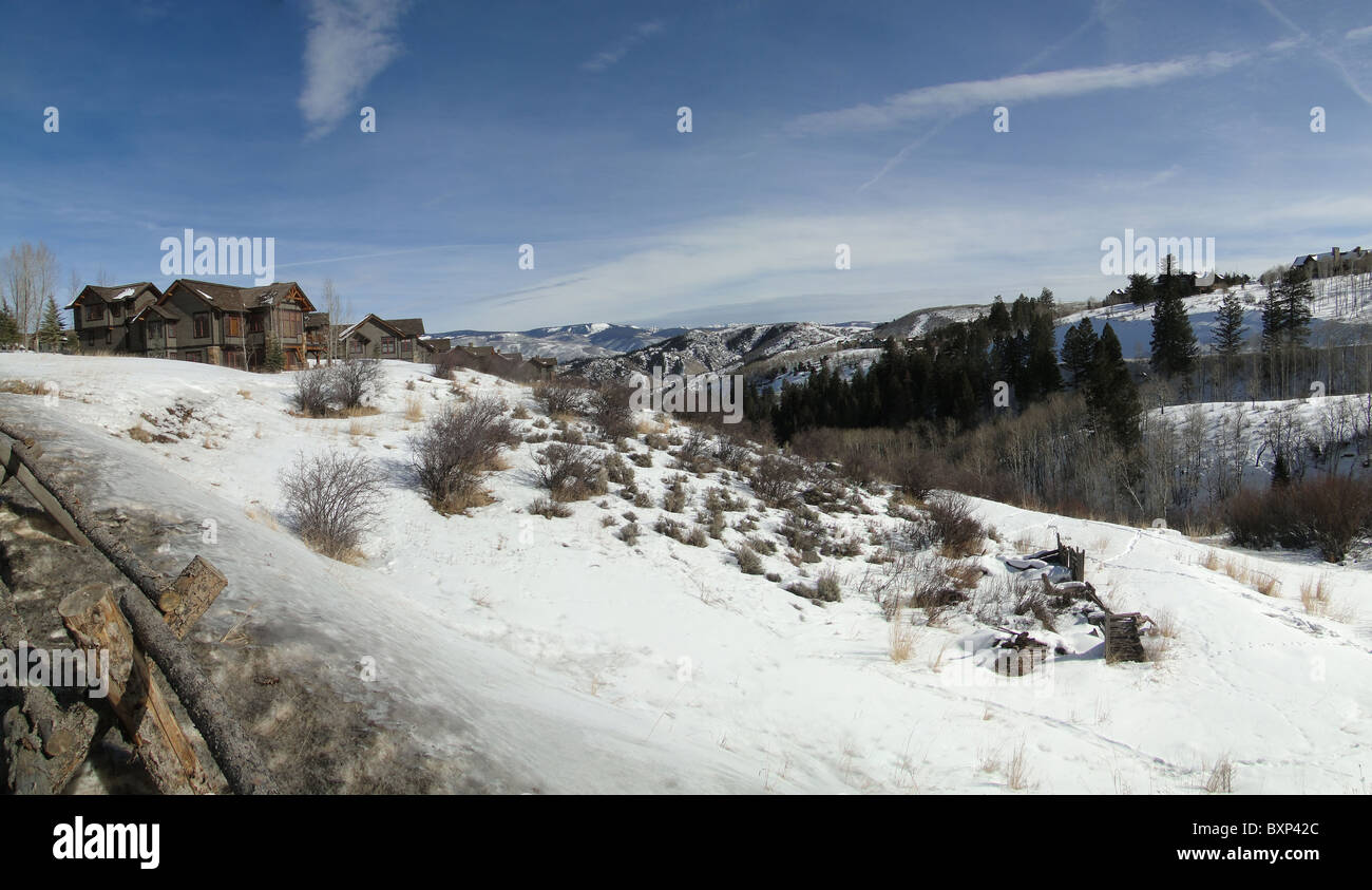 Panorama, grandi case si affacciano sulla valle innevata al di sopra della Vail Valley, Colorado. Foto Stock