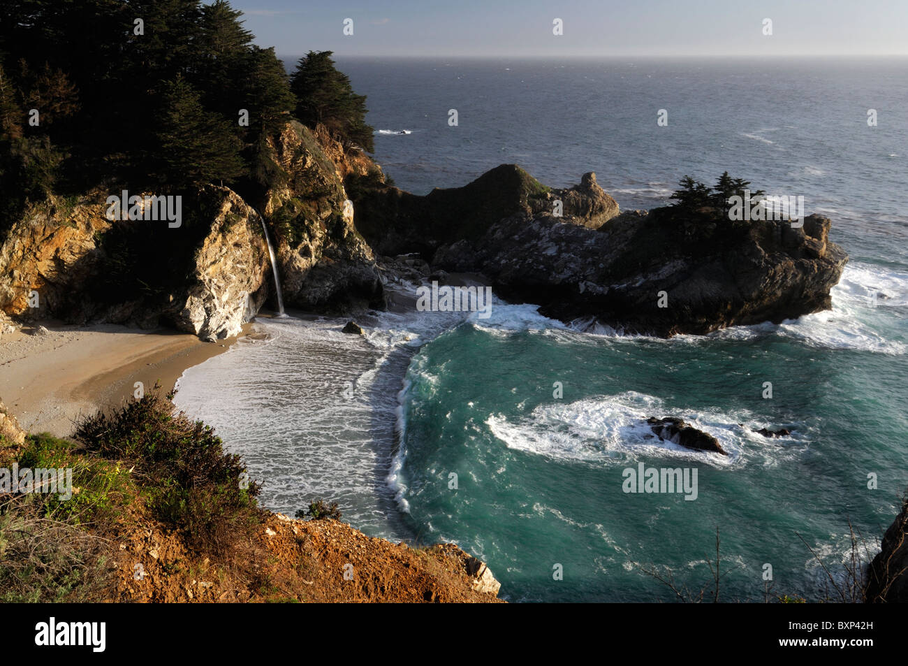 McWay cascata cade cadere in ocean Julia Pfeiffer Burns state park Pacific Highway One 1 California Big Sur Costa Foto Stock