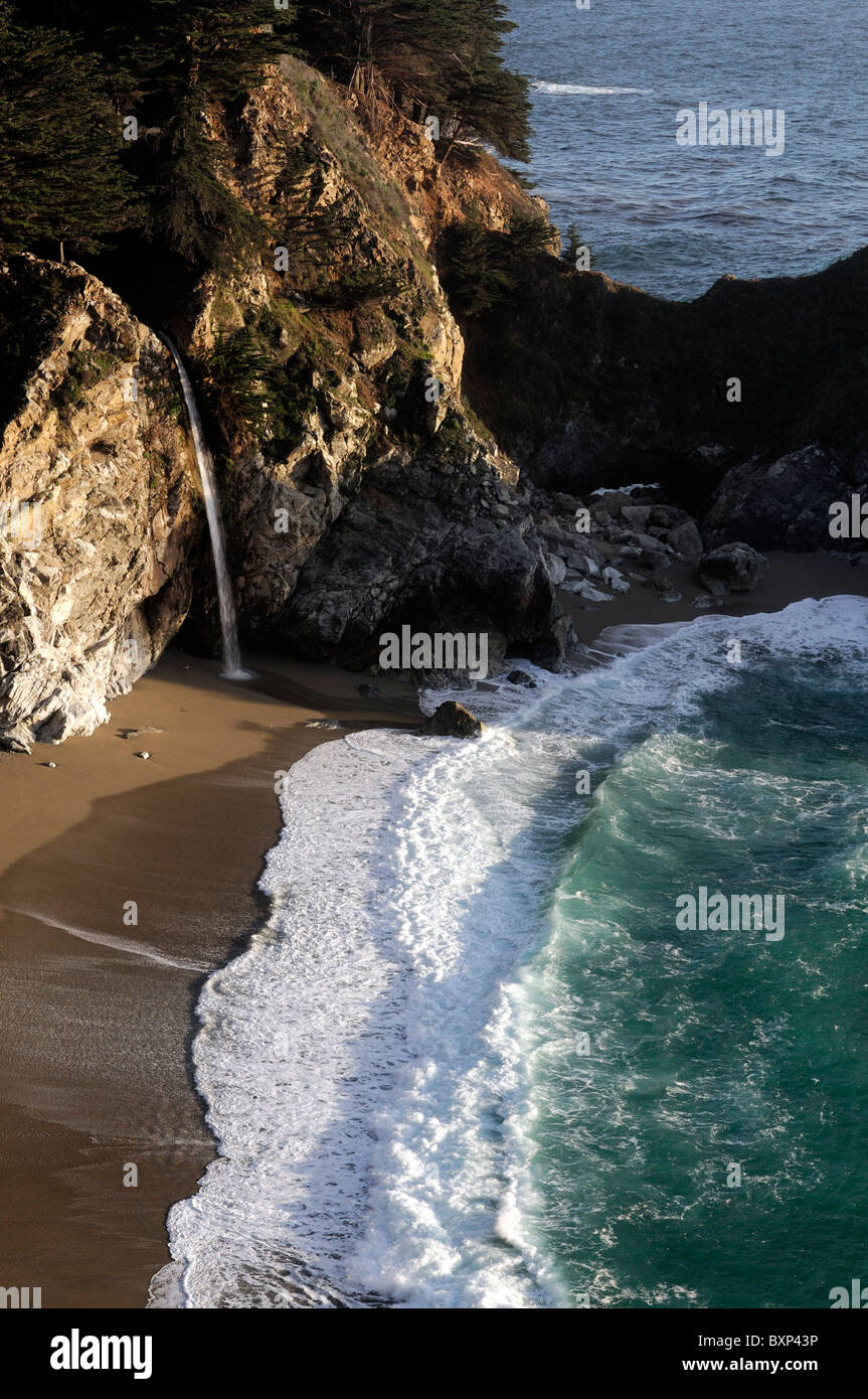 McWay cascata cade cadere in ocean Julia Pfeiffer Burns state park Pacific Highway One 1 California Big Sur Costa Foto Stock