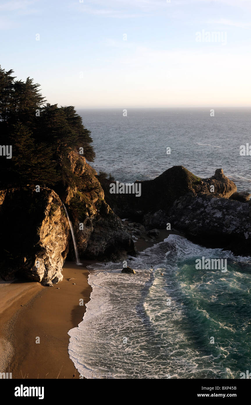 McWay cascata cade cadere in ocean Julia Pfeiffer Burns state park Pacific Highway One 1 California Big Sur Costa Foto Stock