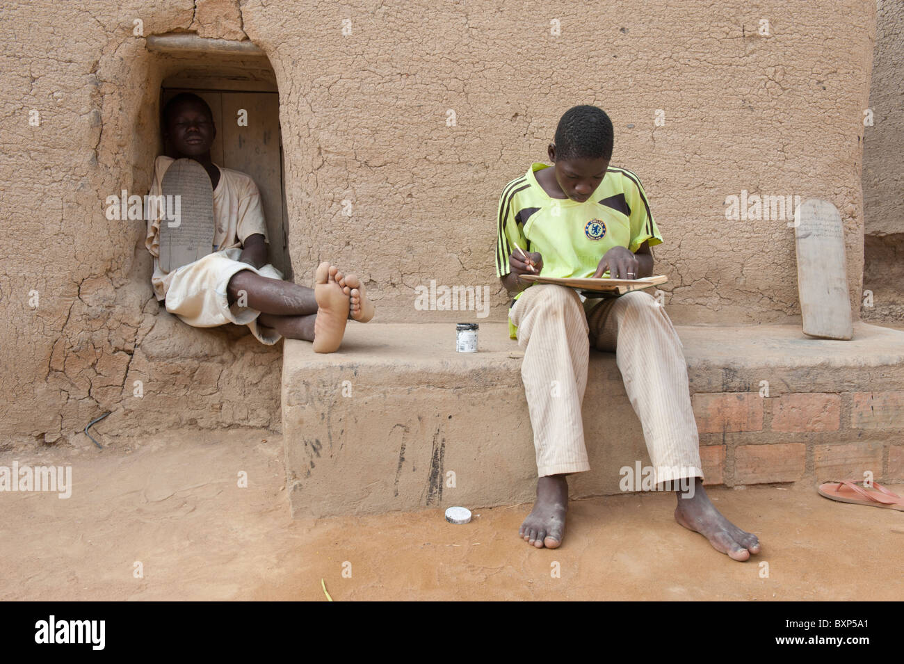 I giovani studenti all'aperto, in una scuola coranica . Djenné, Mali Foto Stock