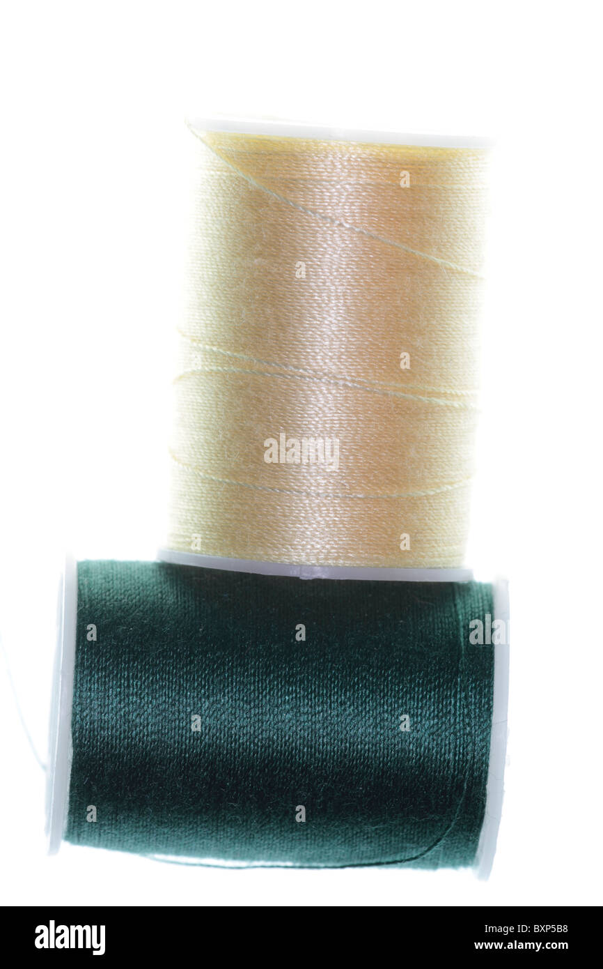 bobine di cotone color crema e verde in primo piano Foto Stock