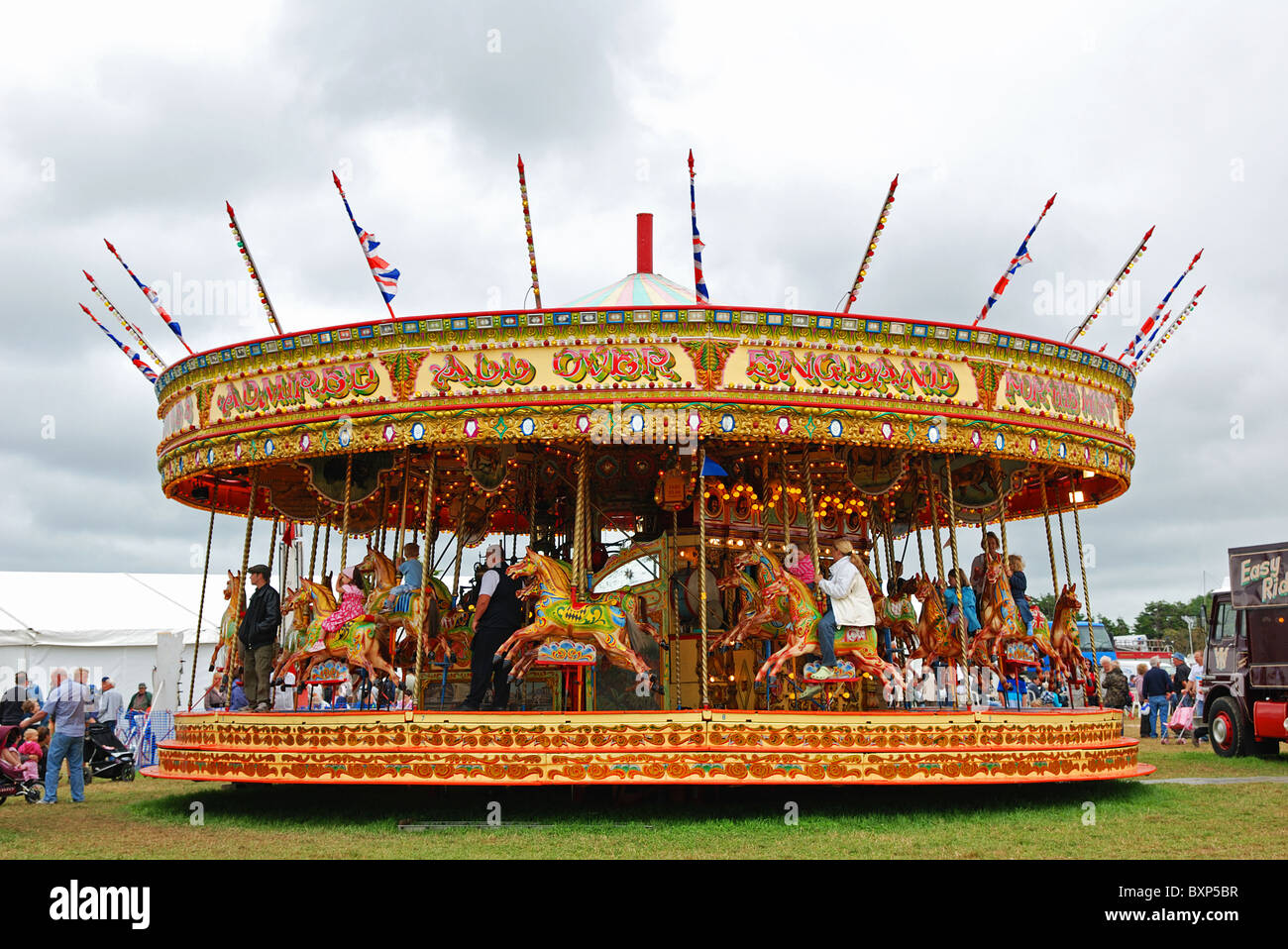 A merry-go-round di una vendemmia fiera del divertimento nel Wiltshire, Regno Unito Foto Stock