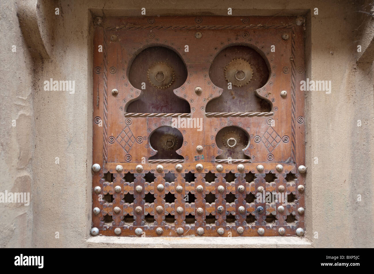 Stile tradizionale marocchino finestra di un mattone di fango house di Djenné, Mali Foto Stock
