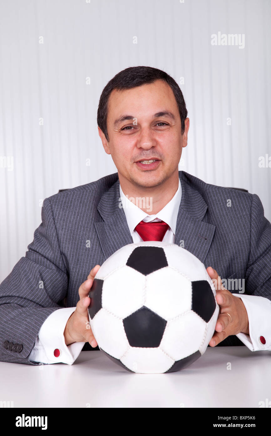 Maturo imprenditore football manager che lavora in ufficio Foto Stock