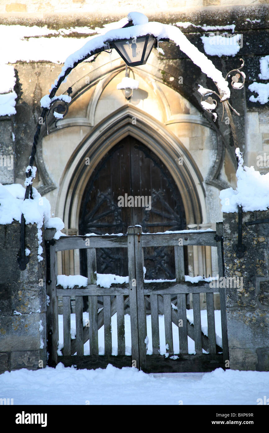 Villaggio Chiesa gate coperto di neve Foto Stock