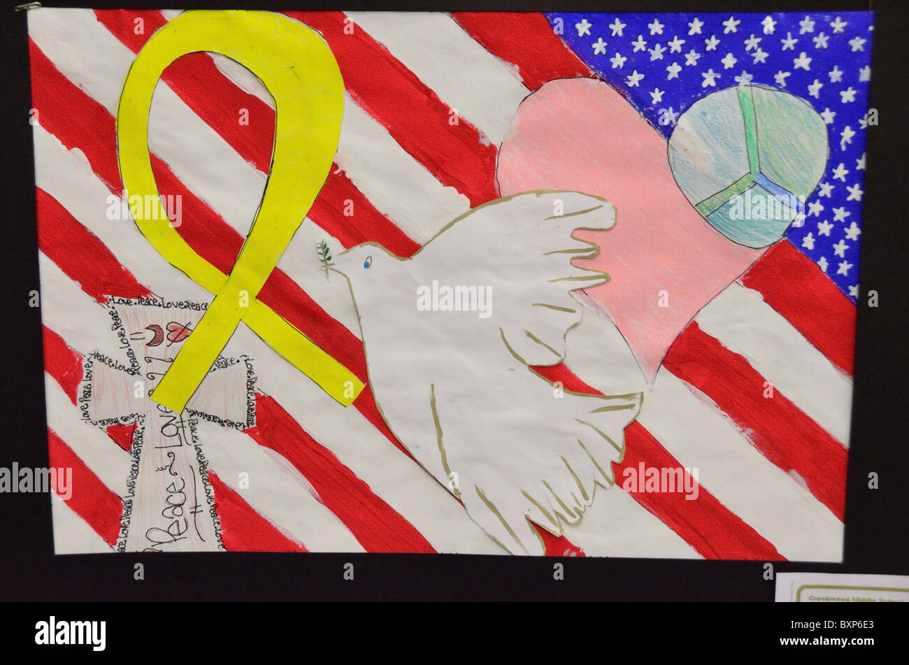 Per i bambini in arte display, bandiera americana con la pace e l'amore. Stati Uniti d'America. Foto Stock