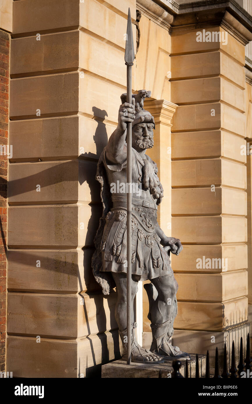 Statue, l'ala sud , il Palazzo di Hampton Court,Surrey, Inghilterra Foto Stock