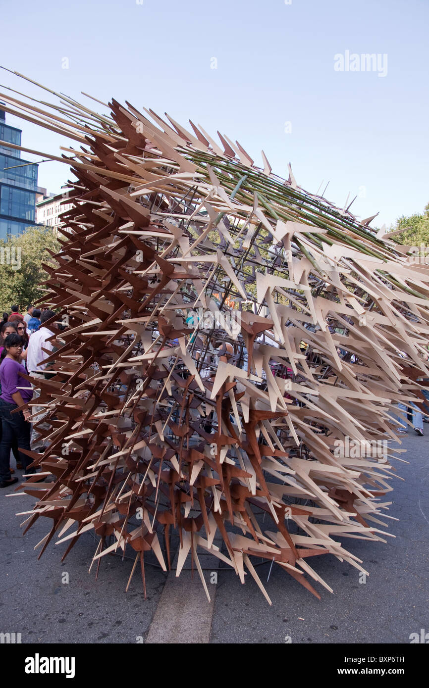 Sukkah sul display in Union Square di New York City. Il design è stato un progetto finale vincitore. Foto Stock