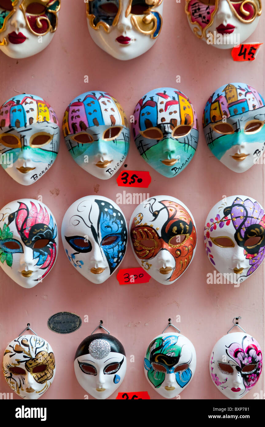 Isola di Burano scenario - souvenir shop - maschere di carnevale in un negozio di souvenir Foto Stock