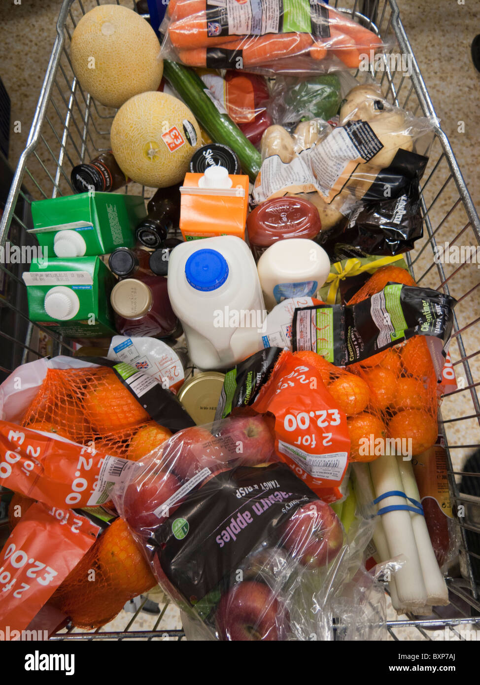 Carrello della spesa nel supermercato Foto Stock