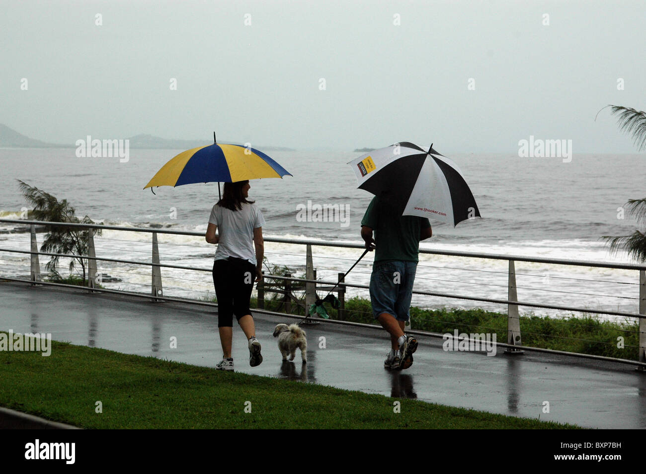 Giorno di pioggia a Mooloolaba Beach on Queensland's Sunshine Coast Foto Stock