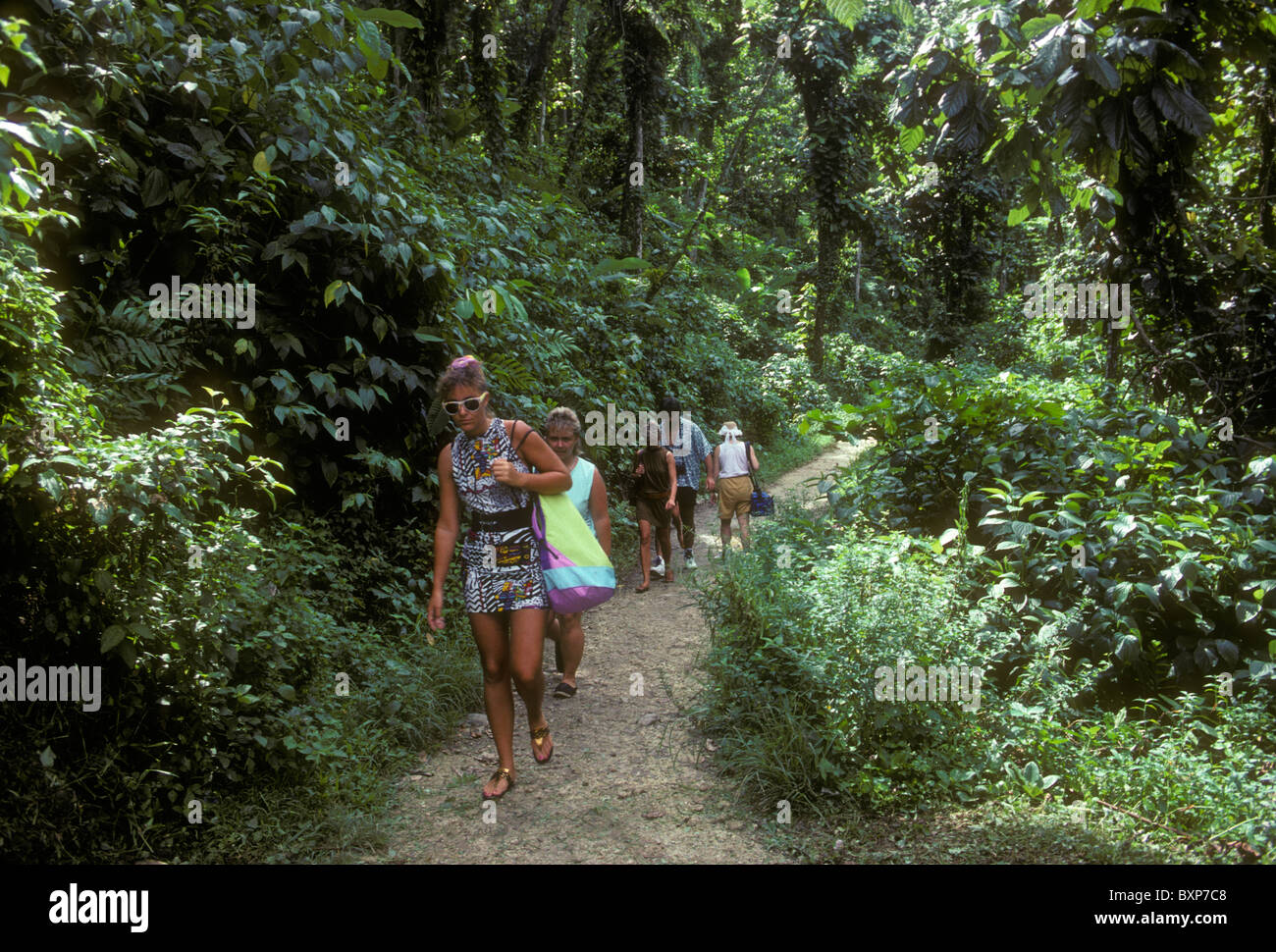 Il popolo francese, persone, turisti, escursionisti, Hiking trail, La Cascade aux Ecrevisses, Basse-Terre Guadalupa, Francia, French West Indies Foto Stock