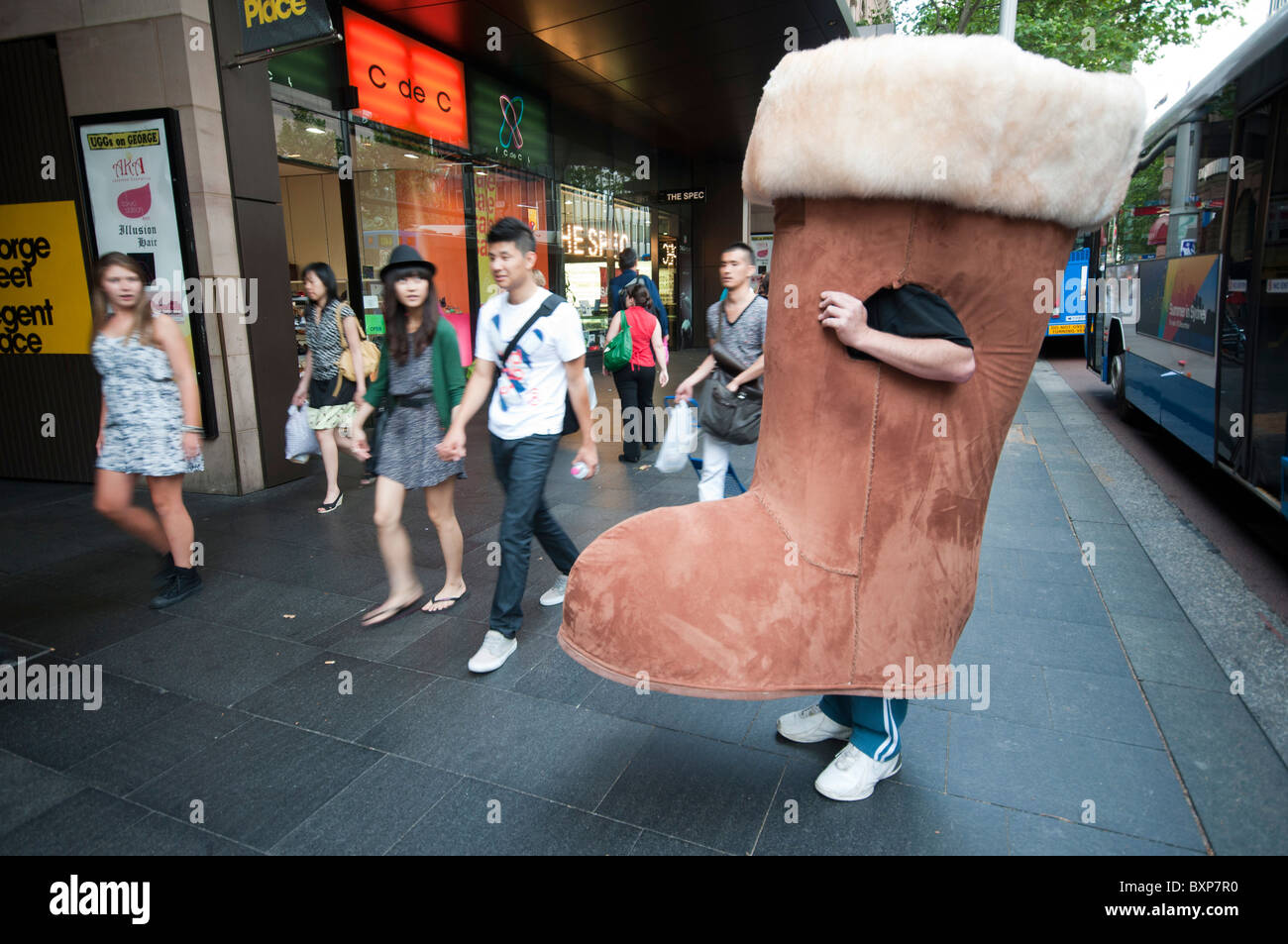 Un uomo vestito come un ugg boot promuovere un negozio in Sydney George Street Foto Stock