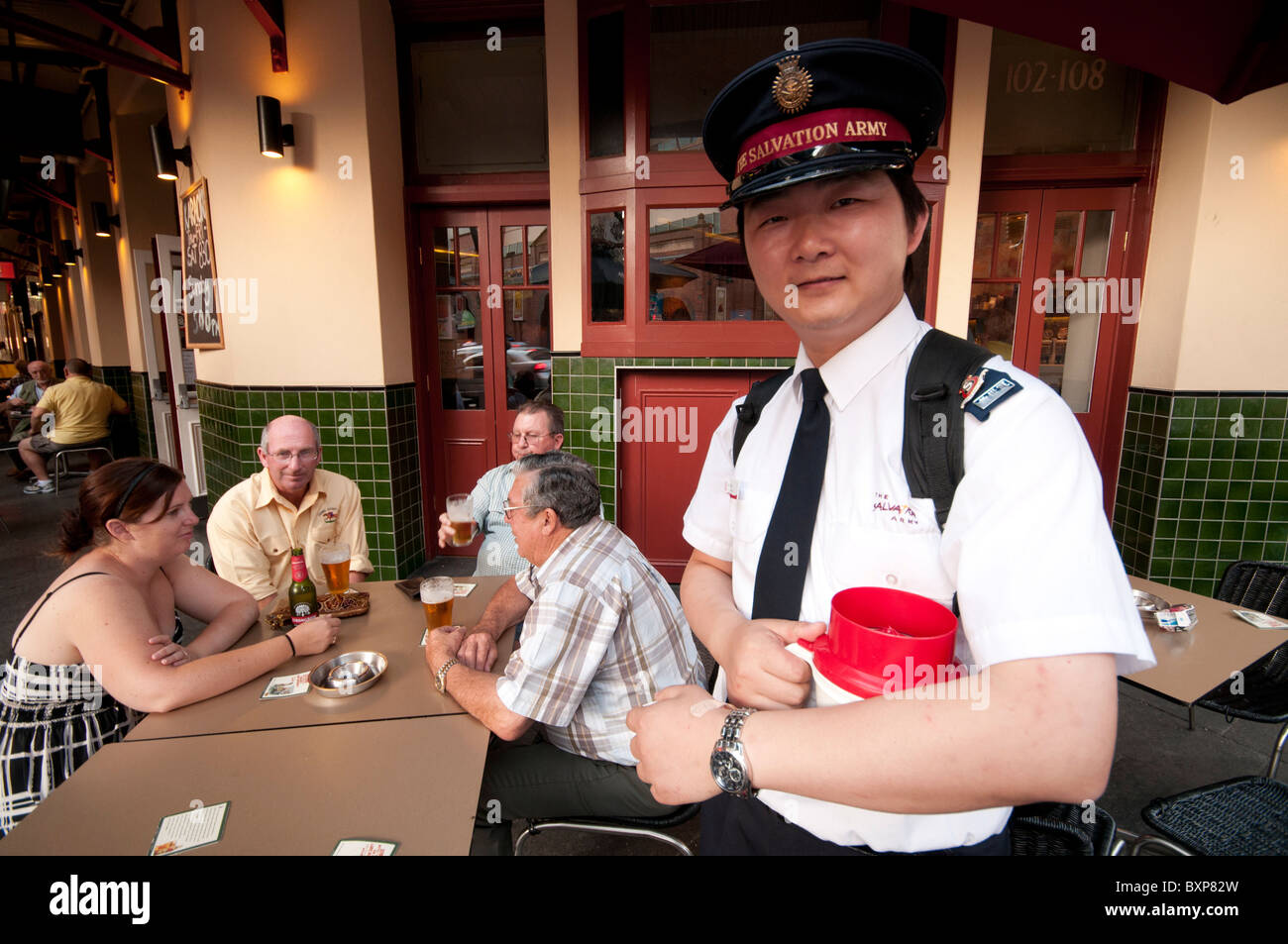 Un Cinese Esercito della Salvezza stati raccogliere denaro nei pub di Chinatown di Sydney Australia Foto Stock