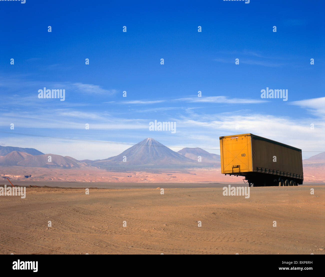 Giallo camion rimorchio abbandonati nel deserto Foto Stock