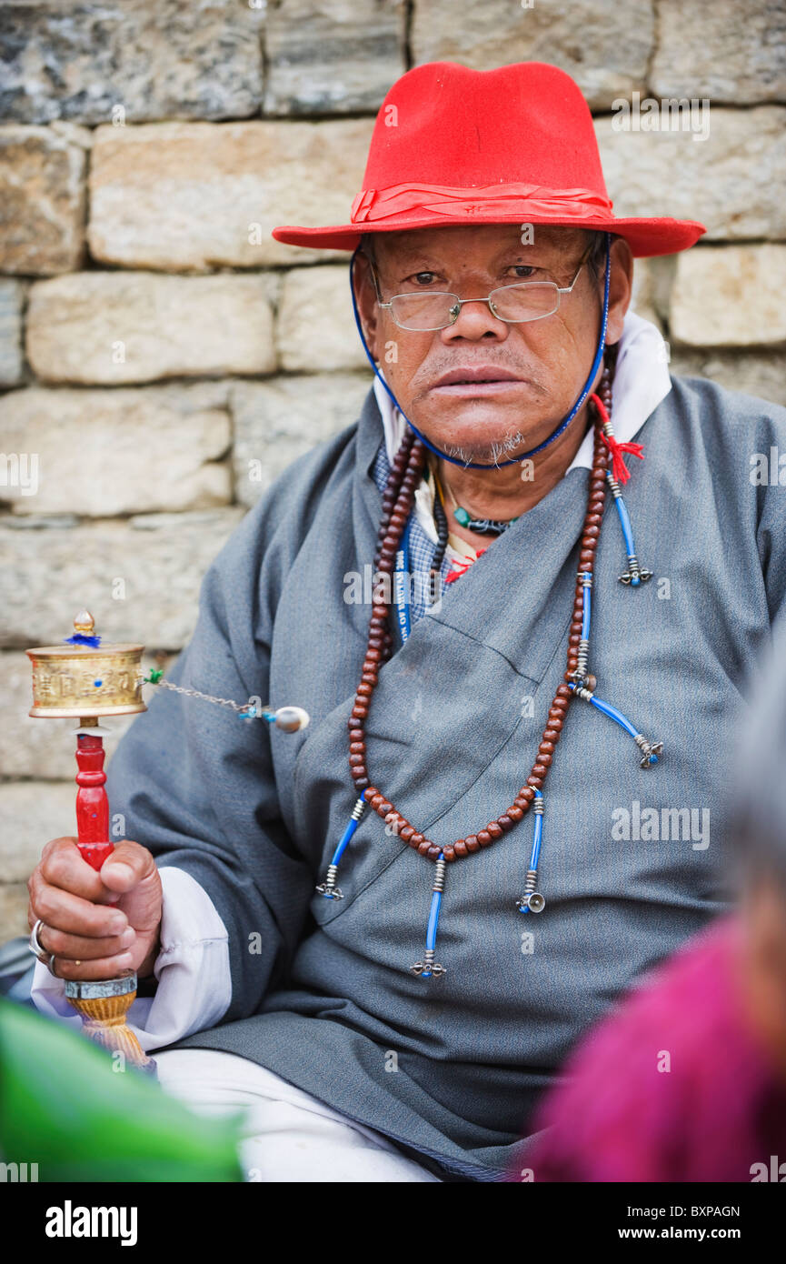 Pellegrino con la preghiera ruota in Thimphu (capitale), Bhutan, Asia Foto Stock