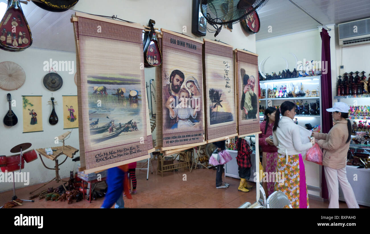 Varie L'iconografia in un negozio di Hanoi Foto Stock
