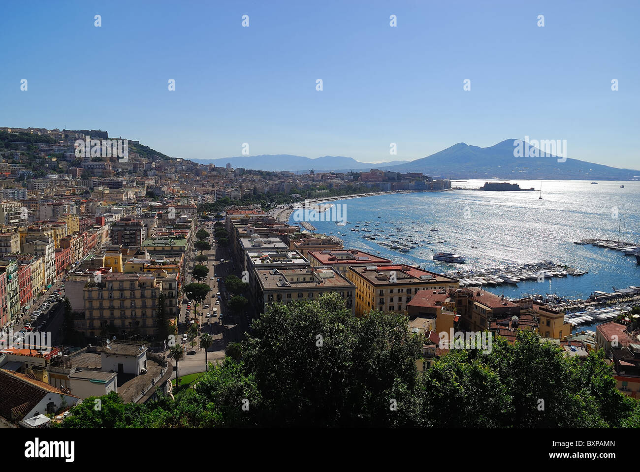 Napoli, paesaggio. Il golfo, la città e il Vesuvio. Foto Stock