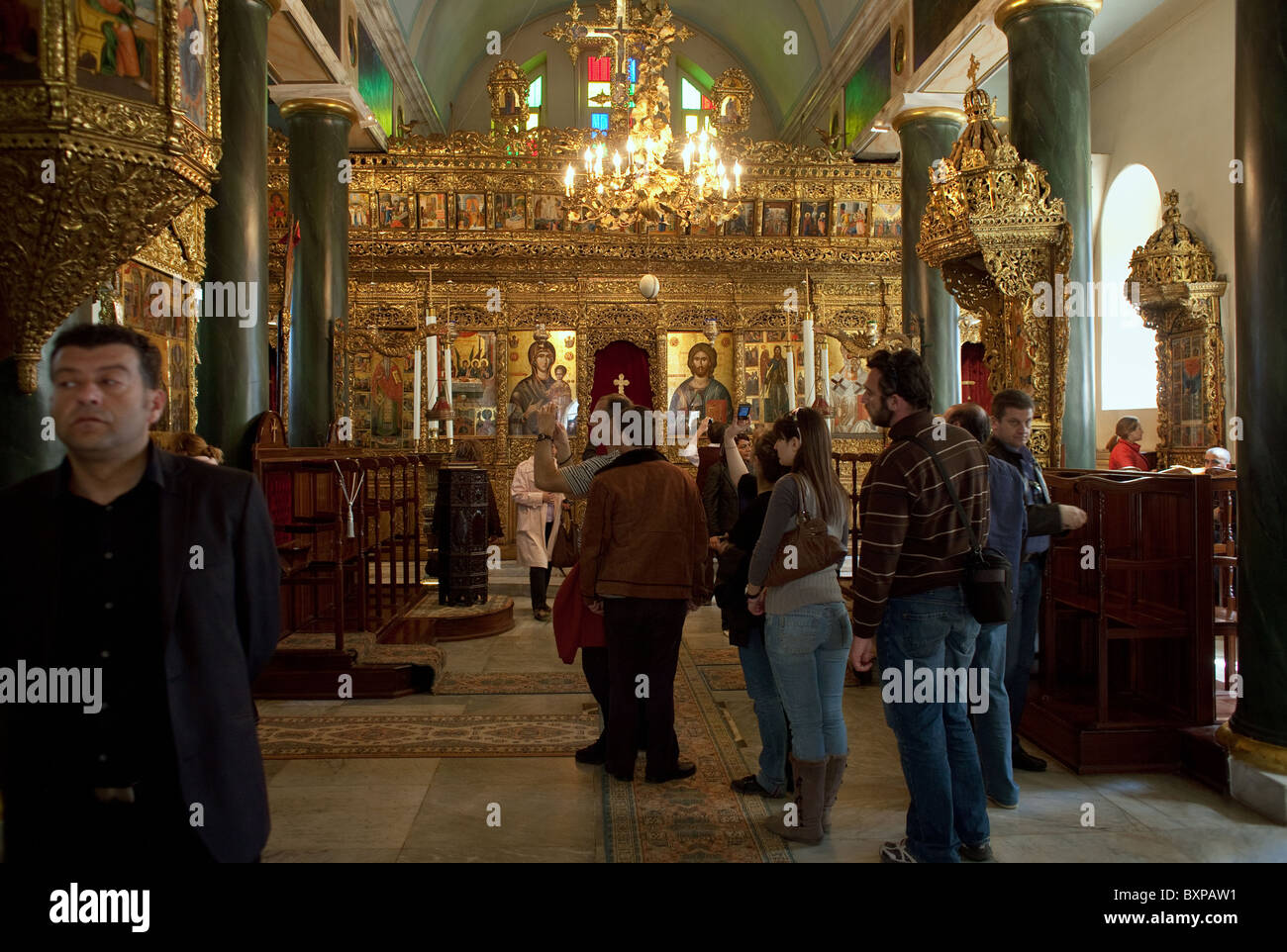 Gruppo di visitatori nella chiesa della Santissima Trinità, Heybeliada, Turchia Foto Stock