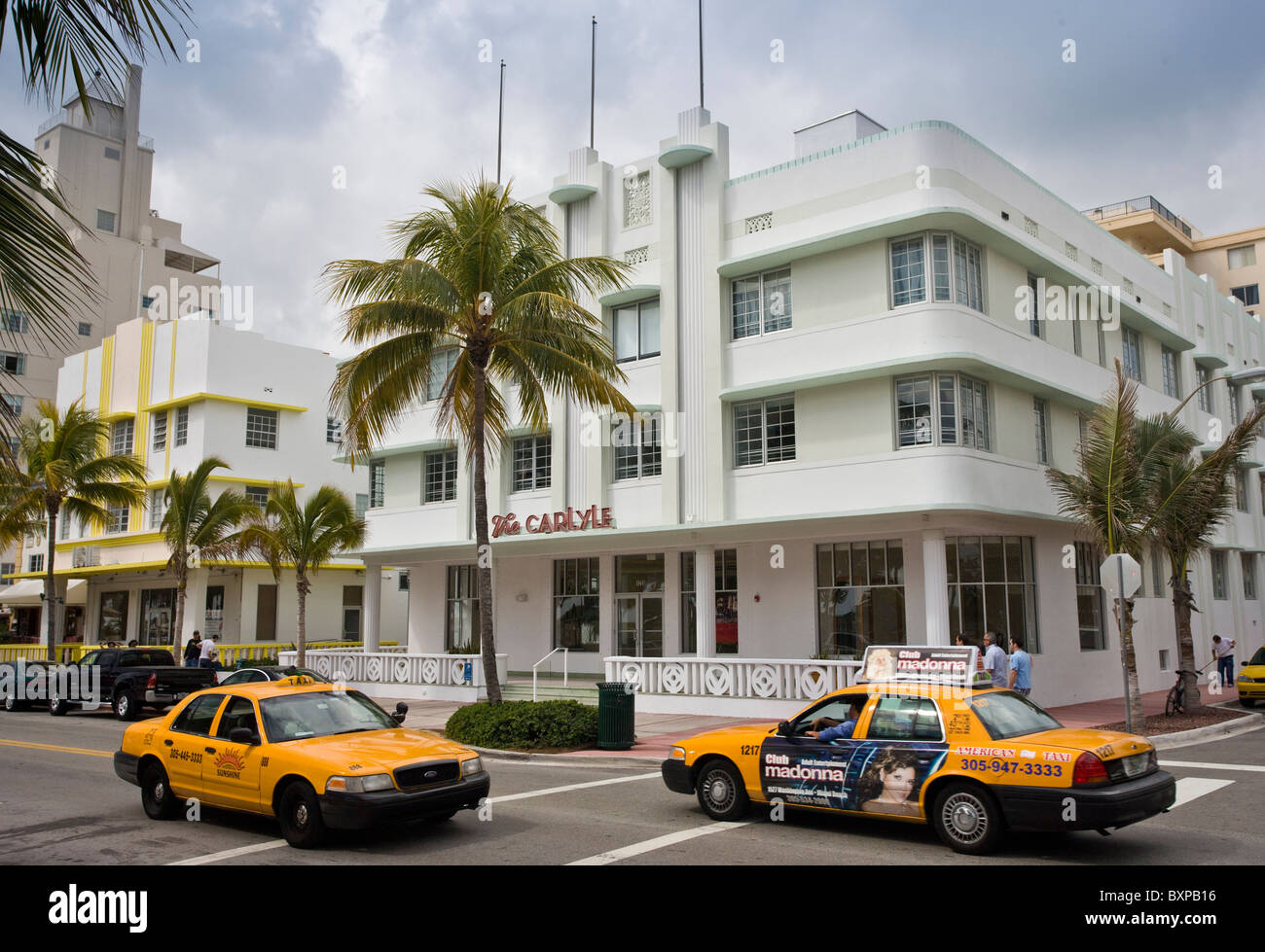 Giallo taxi da The Carlyle condo su Ocean Drive e South Beach, Miami, Florida, Stati Uniti d'America Foto Stock