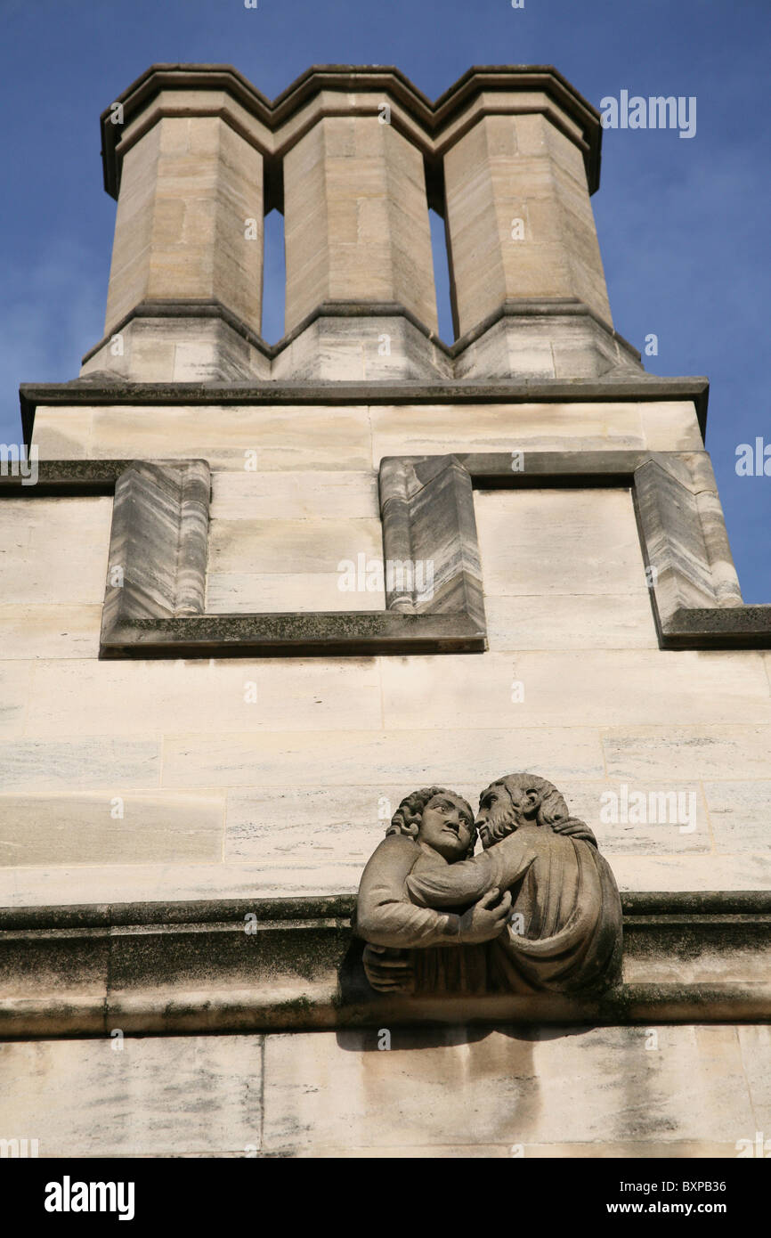 Abbracciando doccioni sotto il Magdalen College grande torre in Oxford Foto Stock
