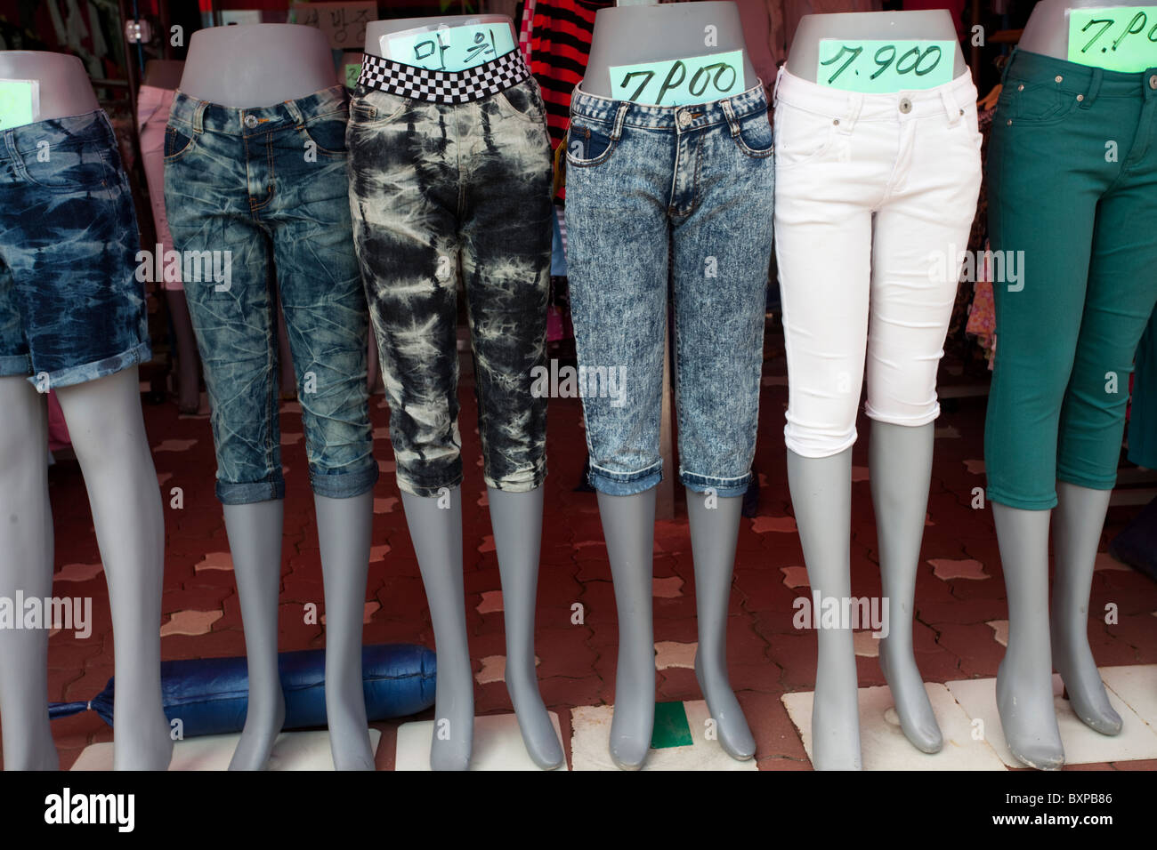 Jeans in un negozio a Mokpo, Corea del Sud Foto Stock