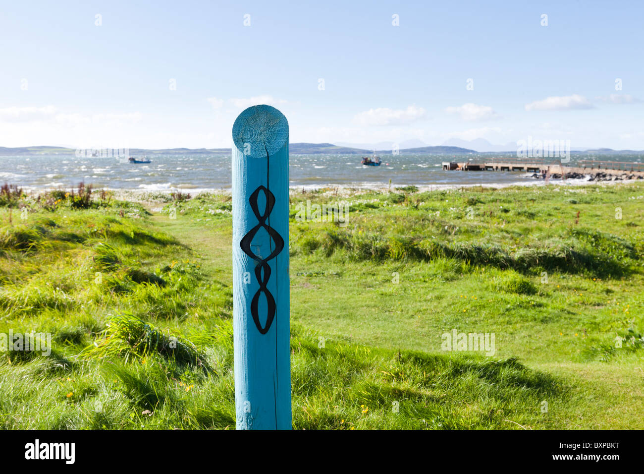 Un waymarking post per il modo di Kintyre a Tayinloan sulla penisola di Kintyre, Argyll & Bute, Scozia. Foto Stock