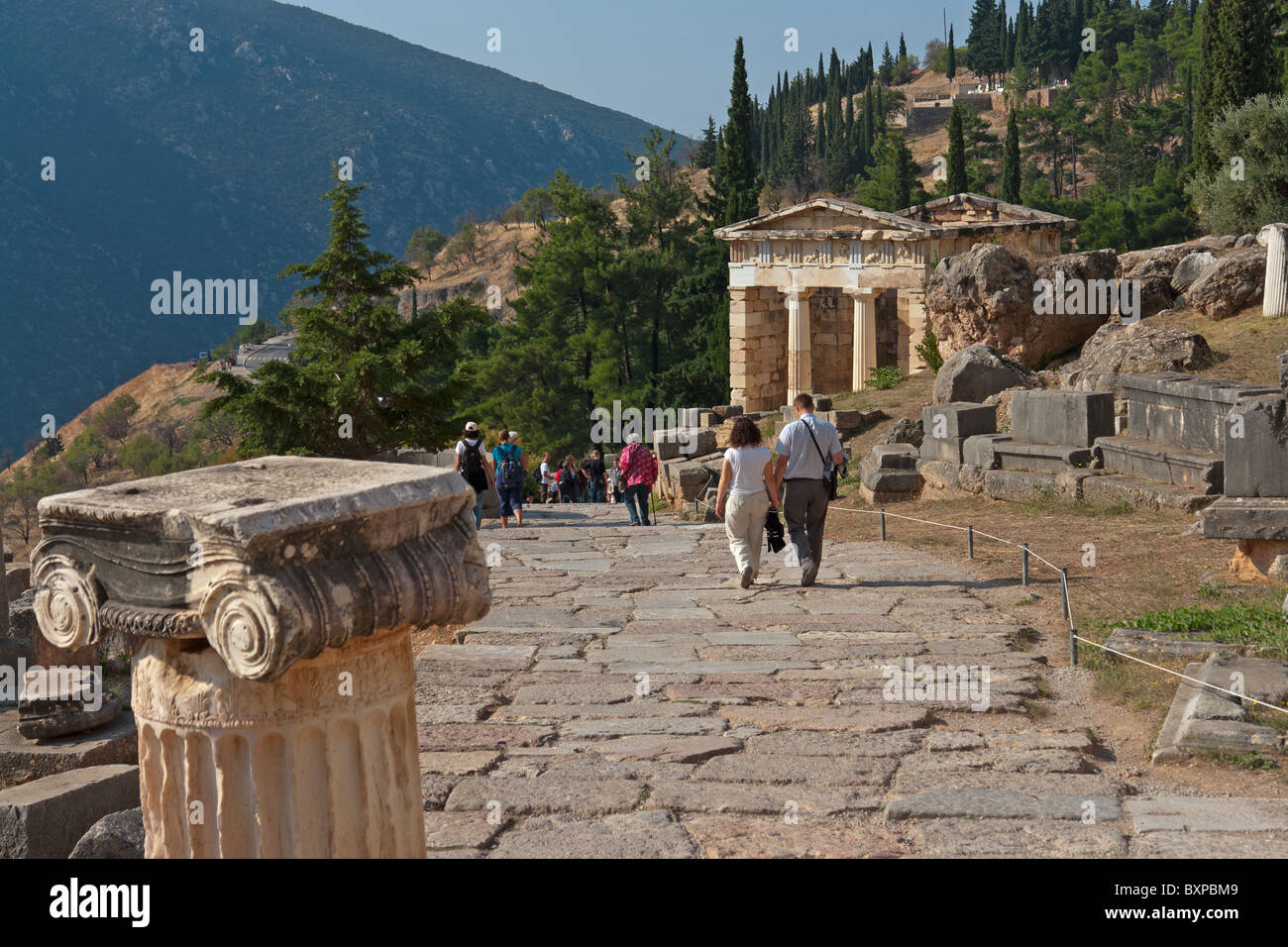 Il sito archeologico di Delfi, Grecia, con il Tesoro degli Atenesi a distanza Foto Stock