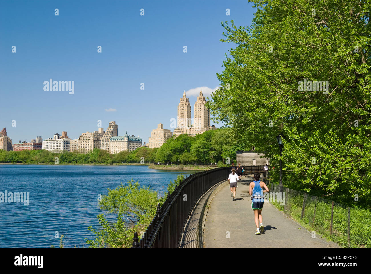 Il serbatoio jogging, con una vista del Central Park West skyline, al Central Park di New York City. Foto Stock
