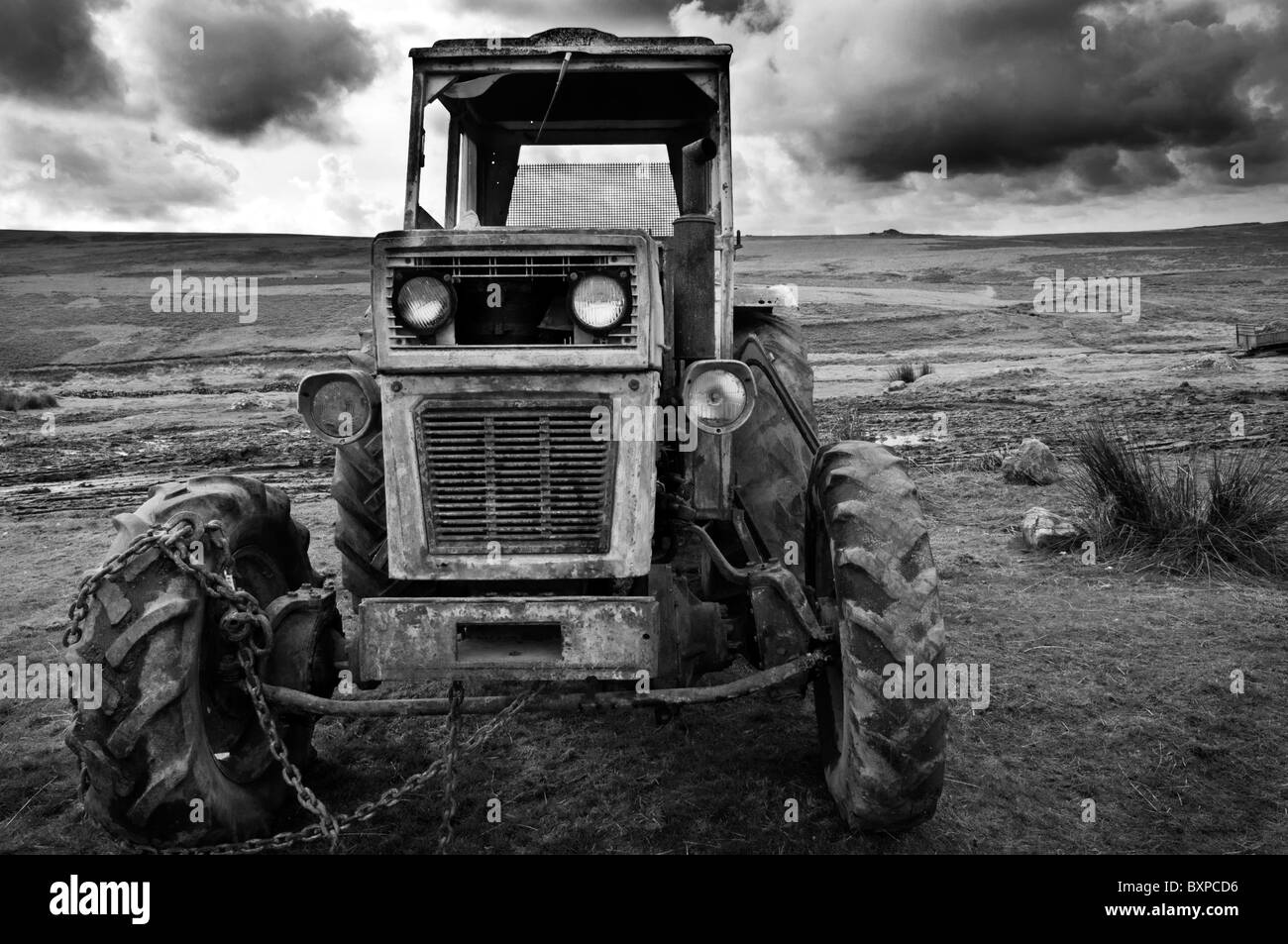 Immagine in bianco e nero del vecchio trattore abbandonati su Dartmoor Devon UK Foto Stock