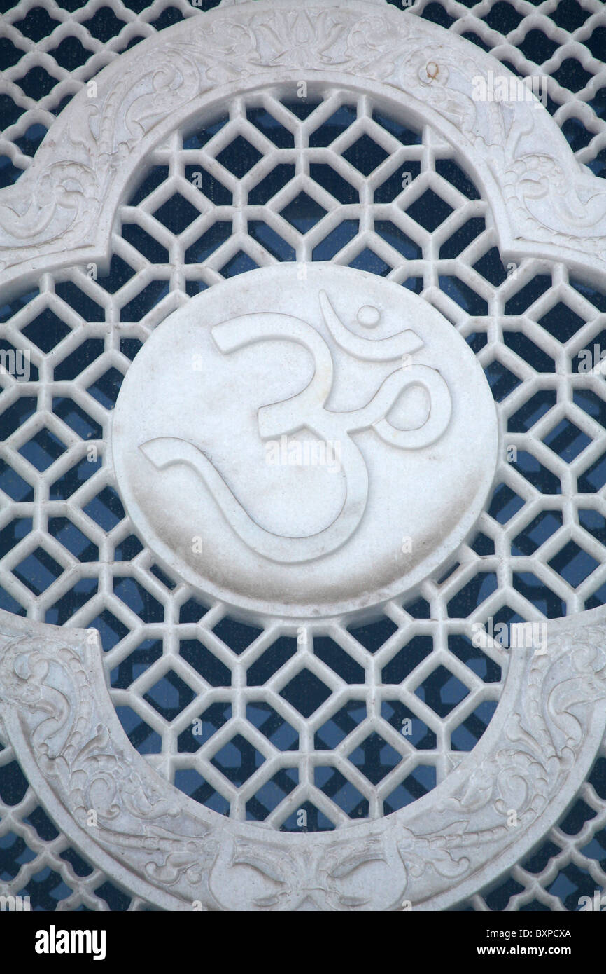 Om simbolo scolpito su di Shri Lakshmi Narayan temple a Jaipur, Rajasthan, India settentrionale Foto Stock