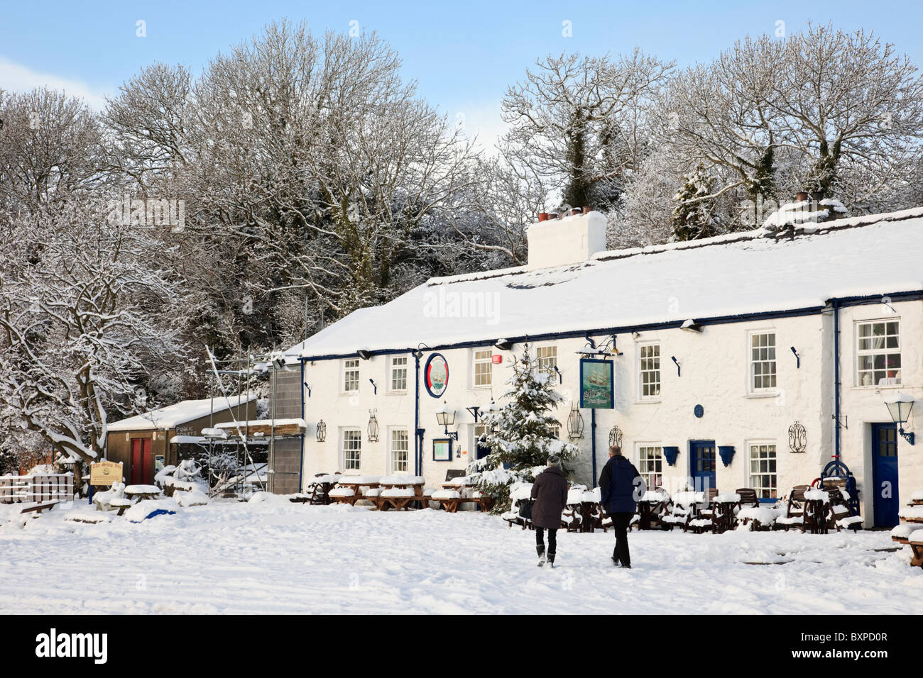 Il pub storico villaggio Ship Inn con neve in inverno 2010. Red Wharf Bay (Traeth Coch), Isle Of Anglesey, Galles Del Nord, Regno Unito, Gran Bretagna. Foto Stock