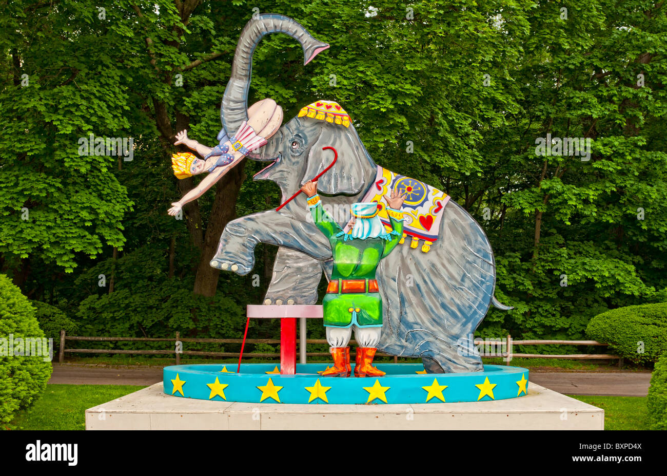 Circus Elephant outdoor scultura "Jumbo", con sottoprodotti di origine animale Tamer e Acrobat, da Red stallieri, a Nassau County Museum of Art, NY, STATI UNITI D'AMERICA Foto Stock