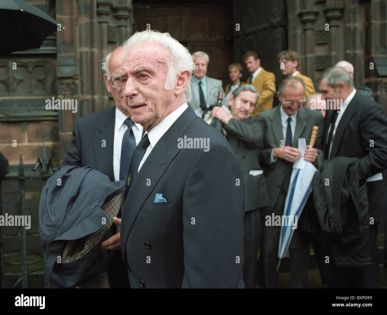 Sir Stanley Matthews al funerale del calcio inglese leggenda Billy Wright alla chiesa di St Peters a Wolverhampton. Foto Stock