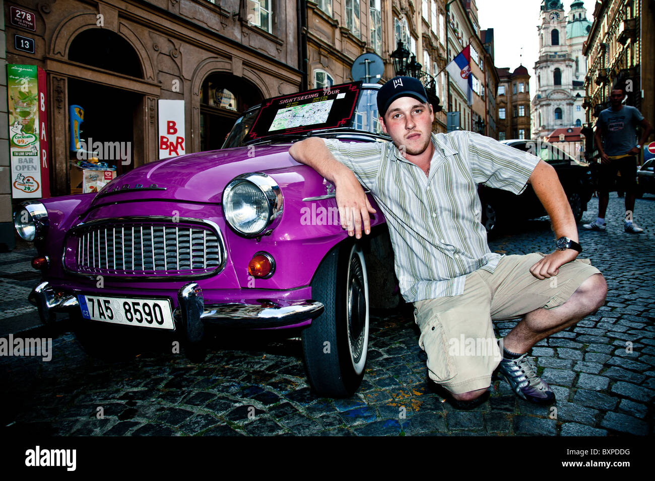 Uomo tour auto Repubblica Ceca Praga street viola Foto Stock