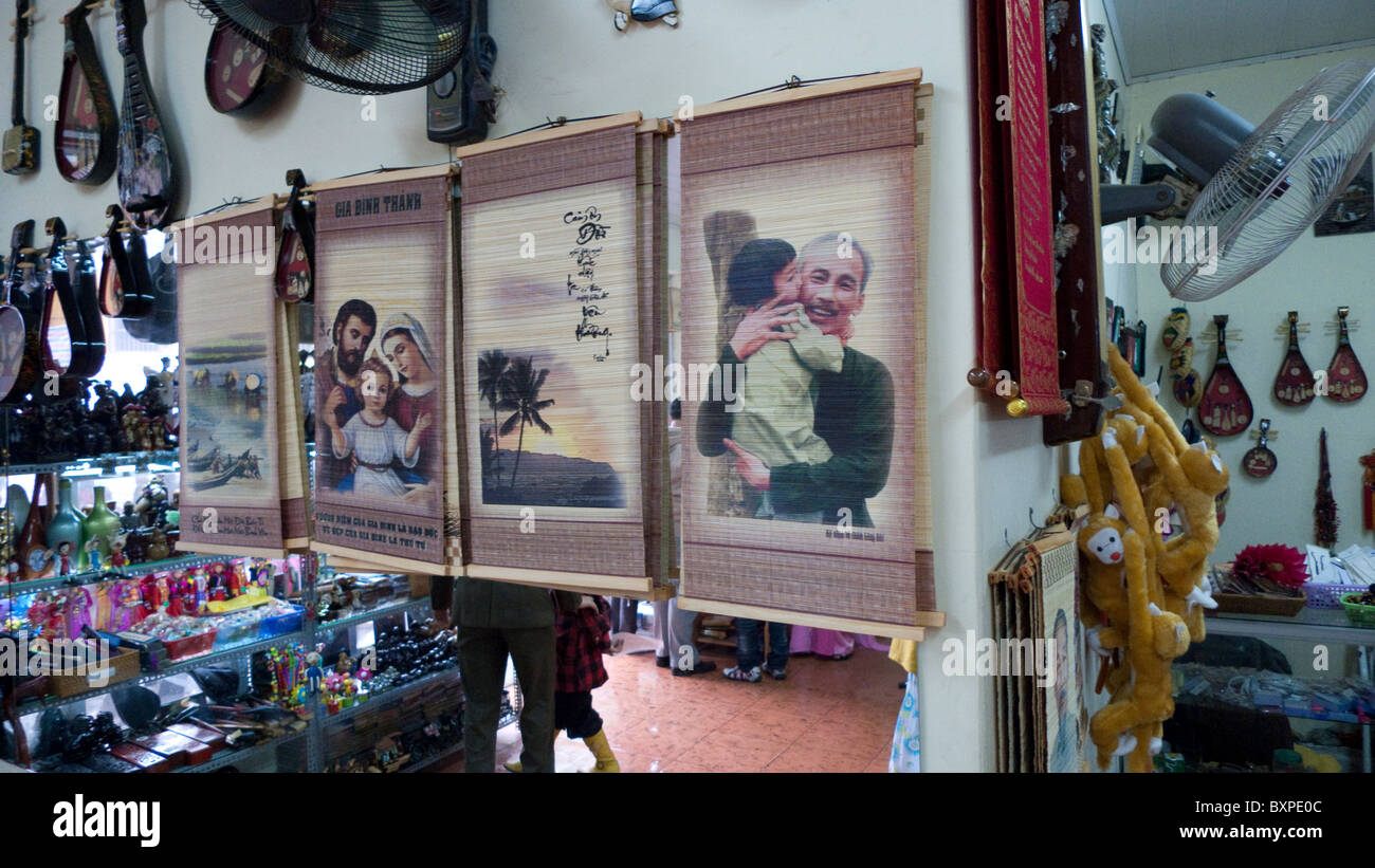 Varie iconografia visto in un negozio di Hanoi Foto Stock