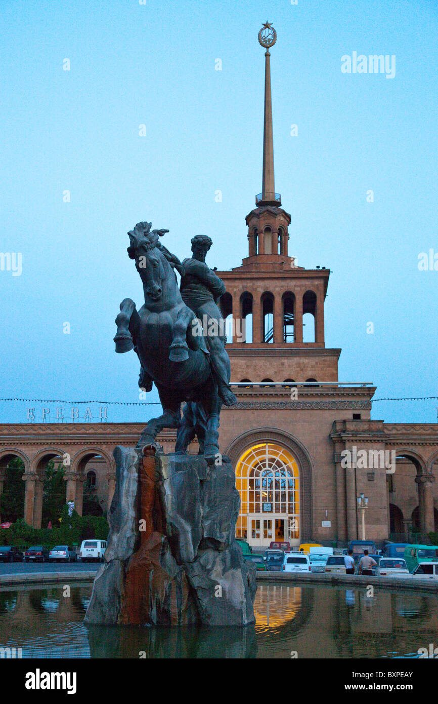 Era sovietica stazione ferroviaria a Yerevan, Armenia Foto Stock