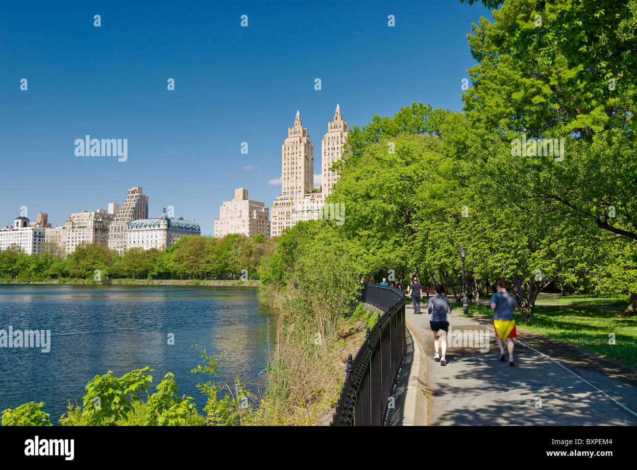 Il serbatoio jogging, con una vista del Central Park West skyline, al Central Park di New York City. Foto Stock