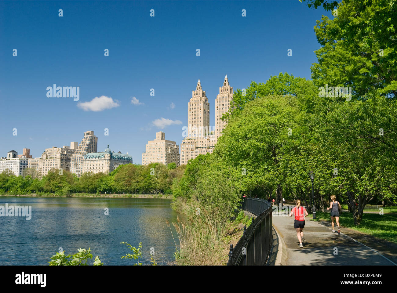 Il serbatoio jogging, con una vista del Central Park West skyline, al Central Park di New York City. Foto Stock