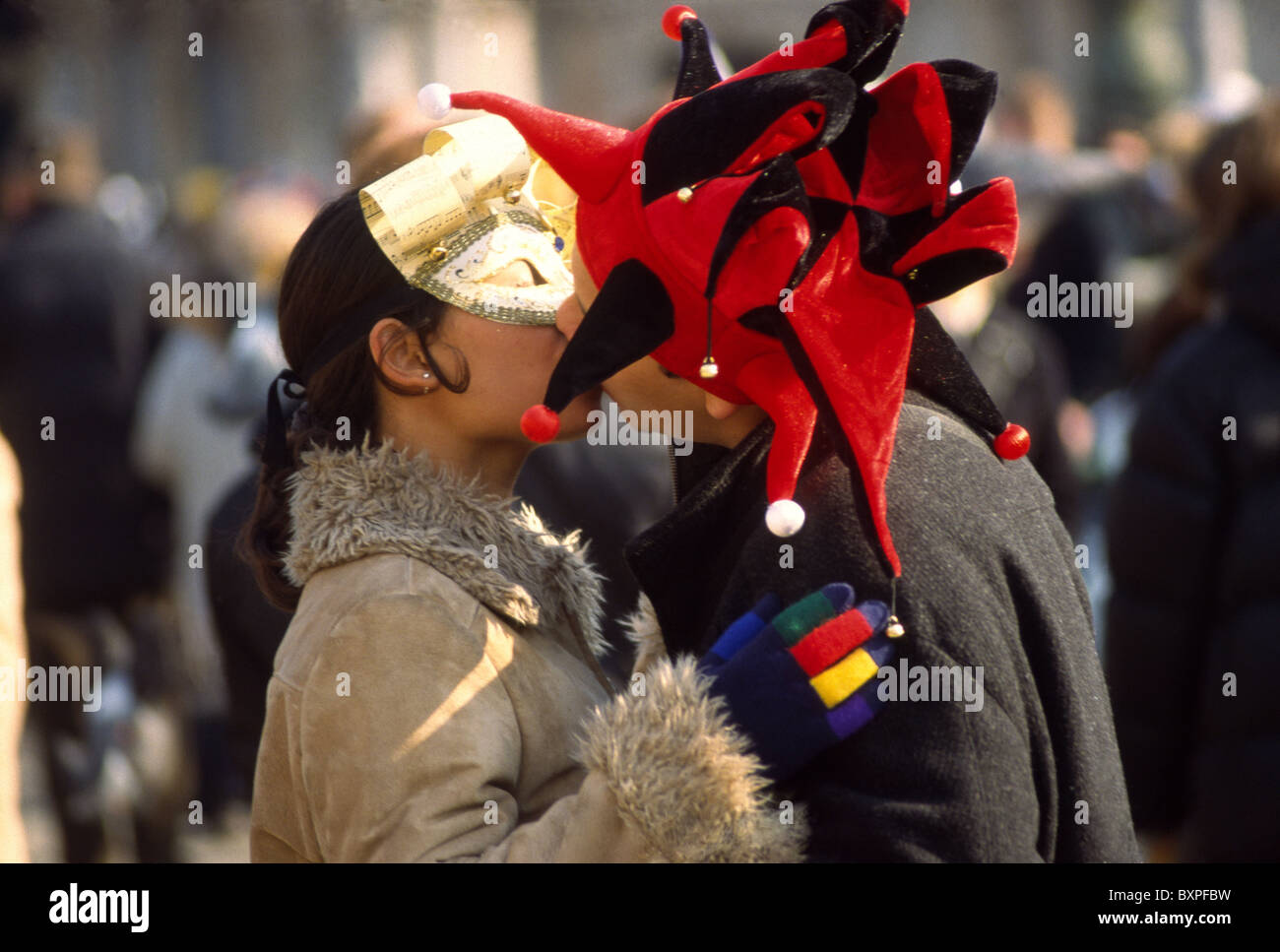 Un paio di baci durante il carnevale di Venezia Foto Stock