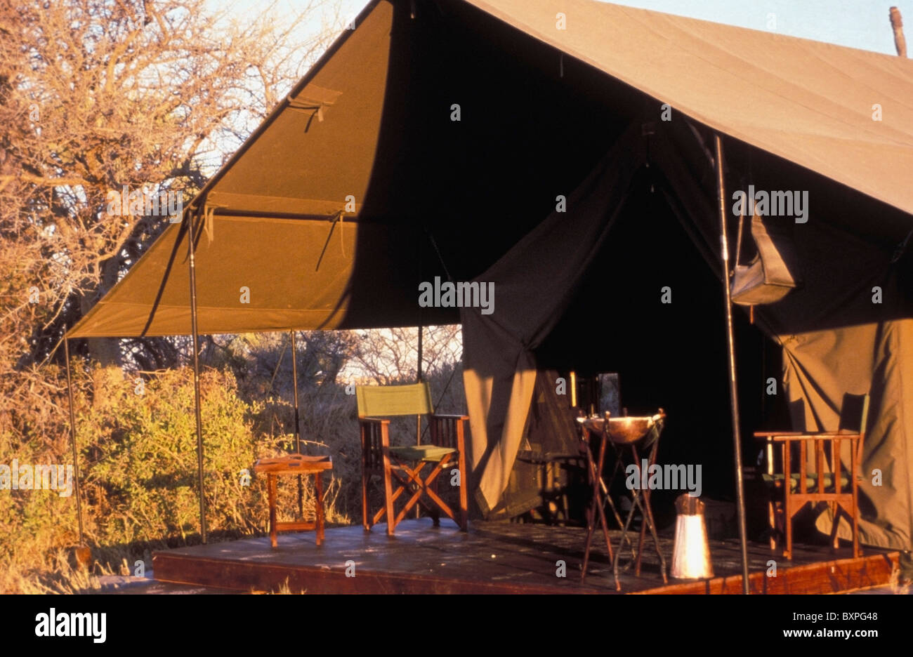 Tenda con lettini e sedie Foto Stock