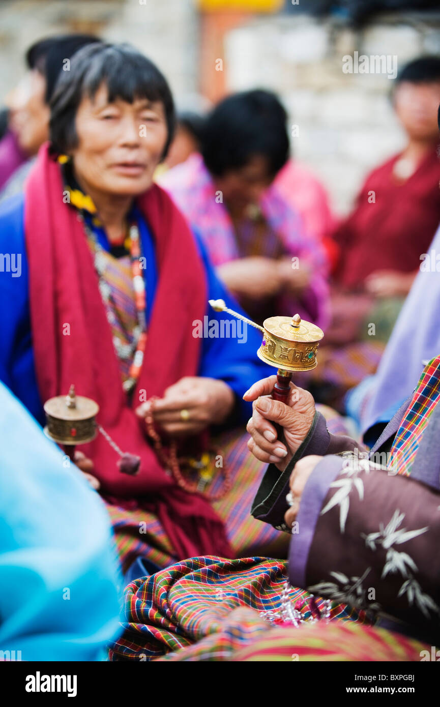 Pellegrino con la preghiera ruota in Thimphu (capitale), Bhutan, Asia Foto Stock