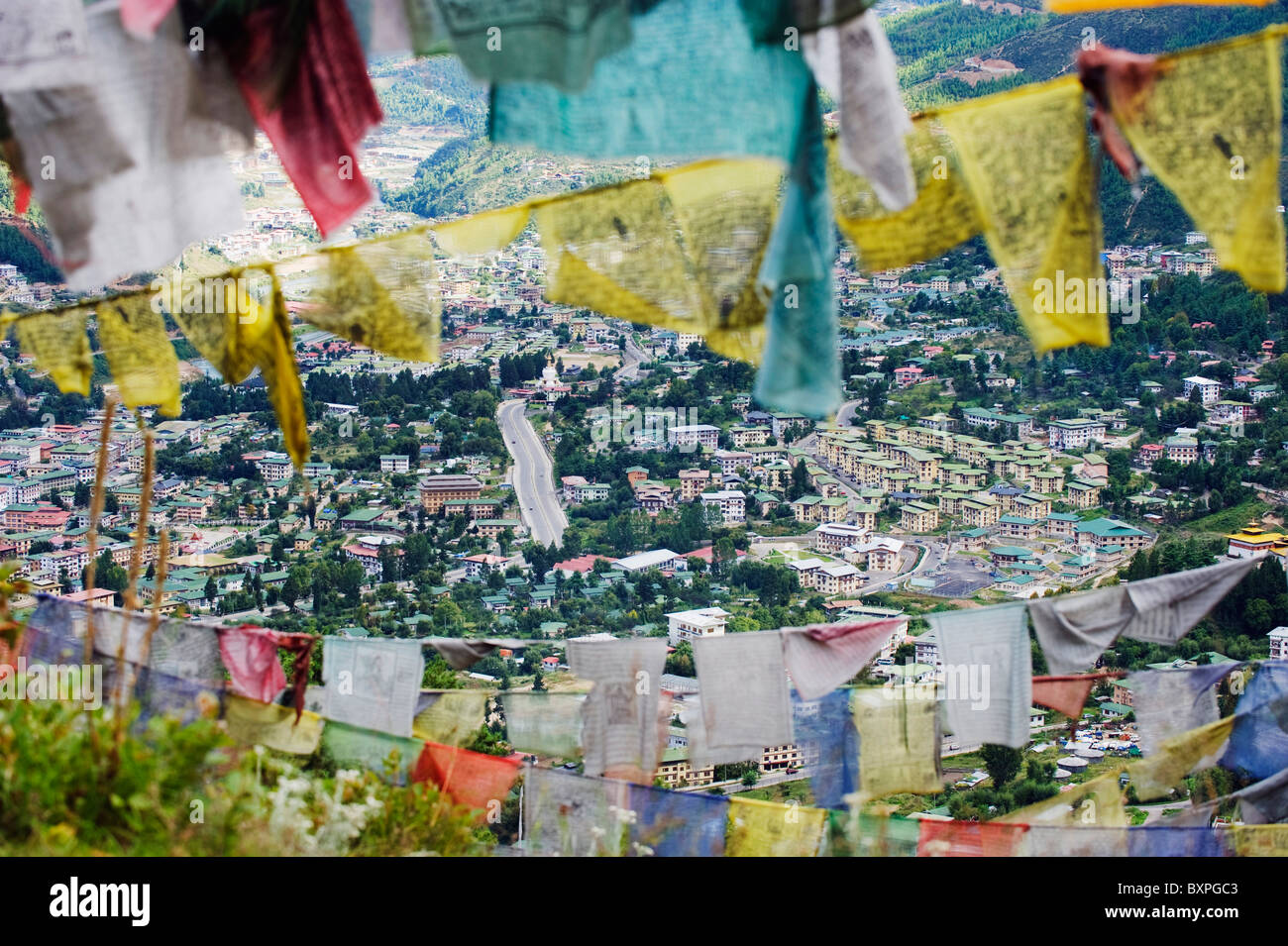 Bandiere di preghiera che si affaccia Thimphu (capitale), Bhutan, Asia Foto Stock