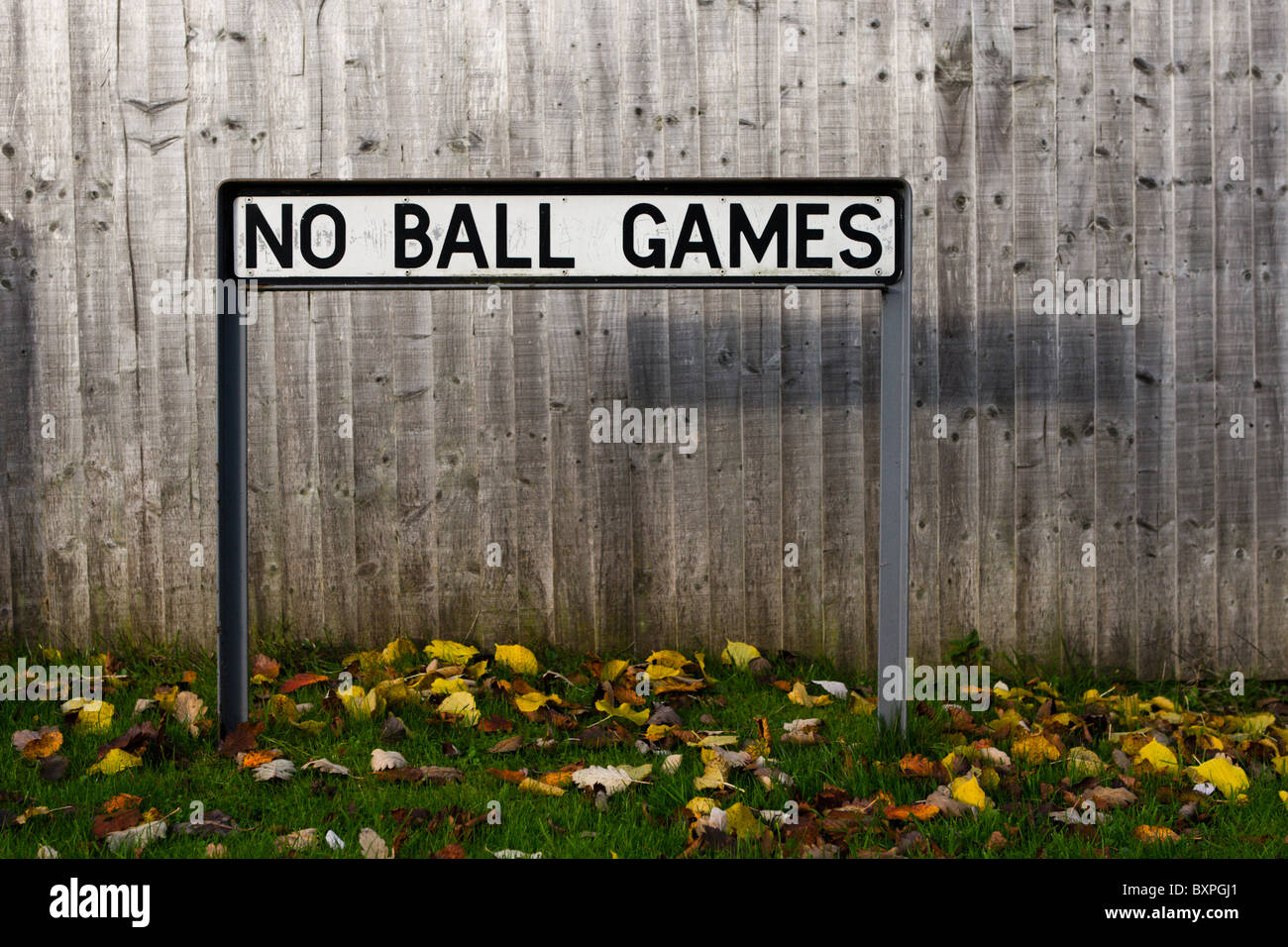 Nessuna palla giochi segno davanti della recinzione in Slinfold, West Sussex, in Inghilterra Foto Stock