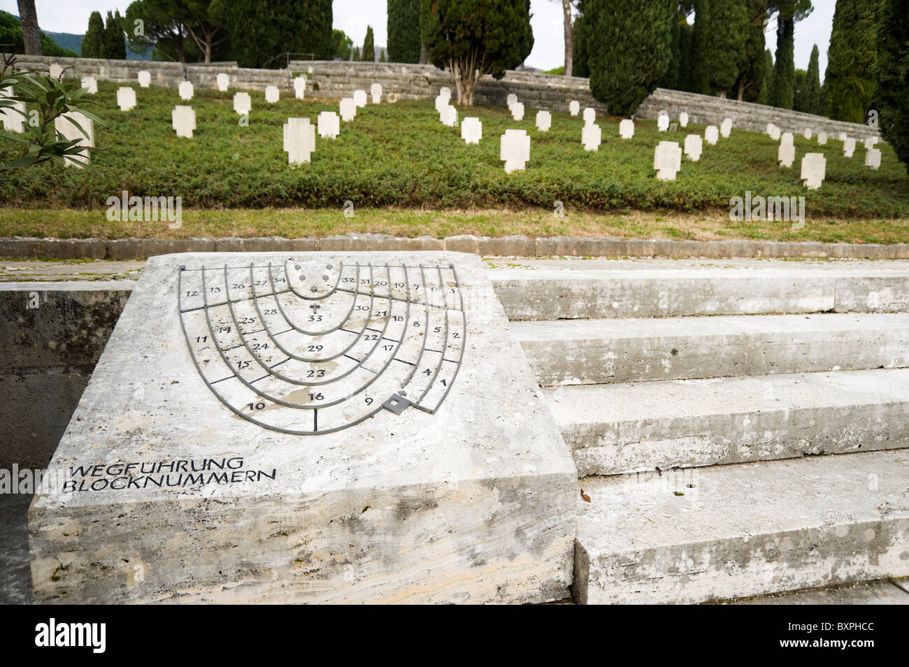Cassino WW II (1939-1945) cimitero militare tedesco, close-up di tombe  allocation mappa con vista parziale sulle tombe Foto stock - Alamy