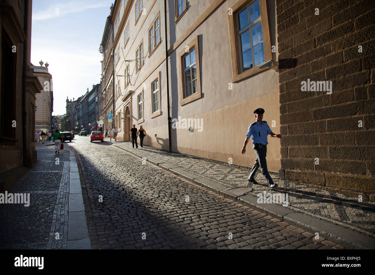 Strada di Praga Repubblica Ceca poliziotto su strada Foto Stock